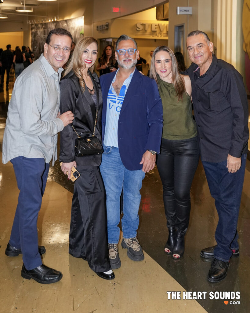 Fans / Miguel Bosé - Photo: Nacho DelaGarza