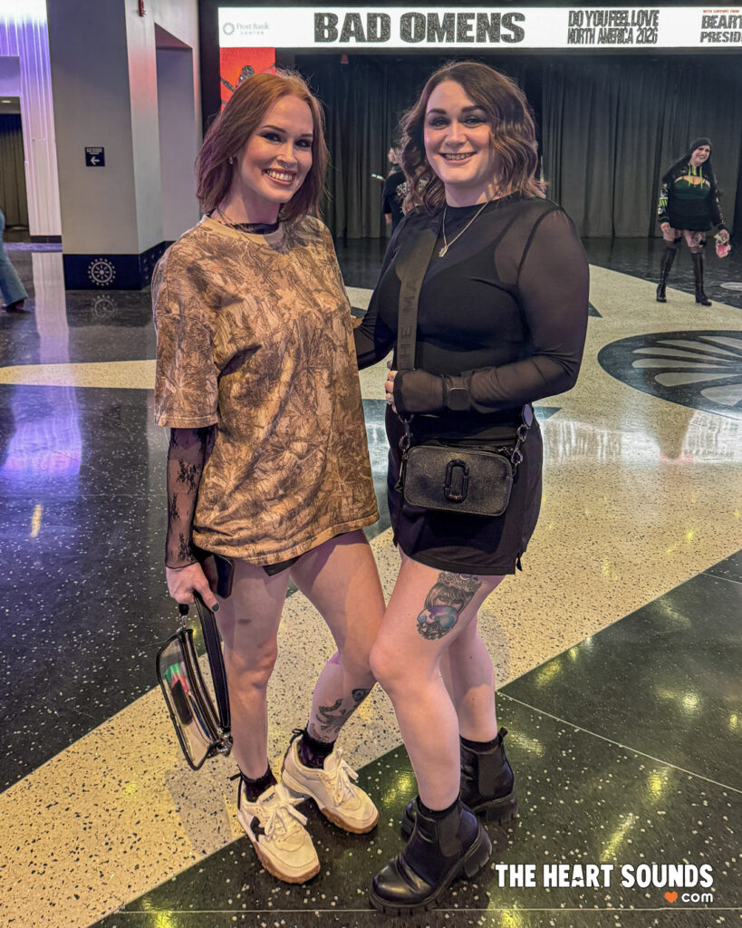 Fans / Bad Omens - Photo: Nacho DelaGarza