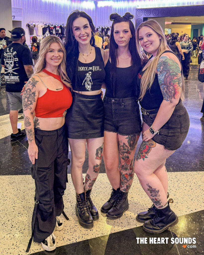 Fans / Bad Omens - Photo: Nacho DelaGarza