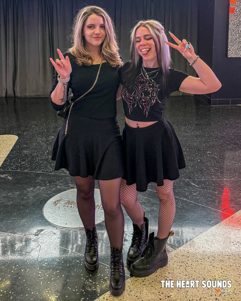 Fans / Bad Omens - Photo: Nacho DelaGarza