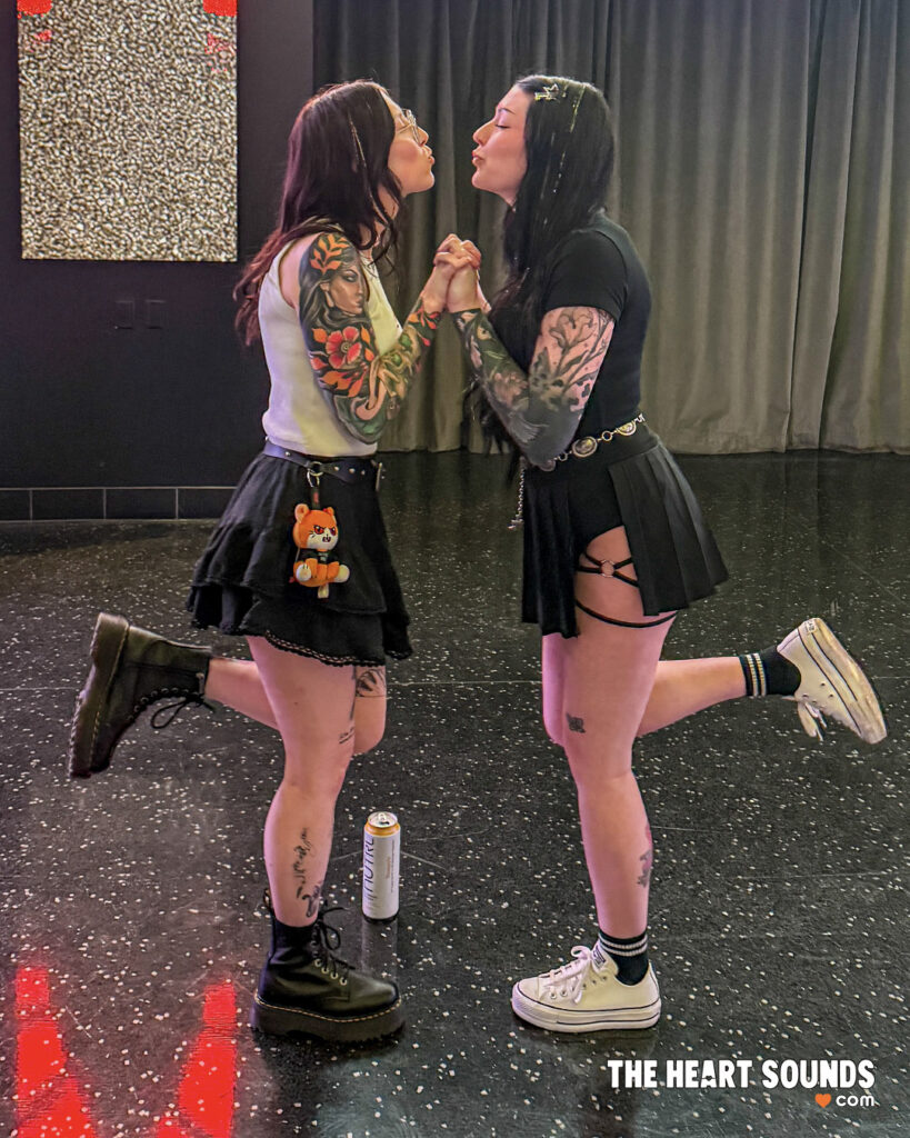 Fans / Bad Omens - Photo: Nacho DelaGarza