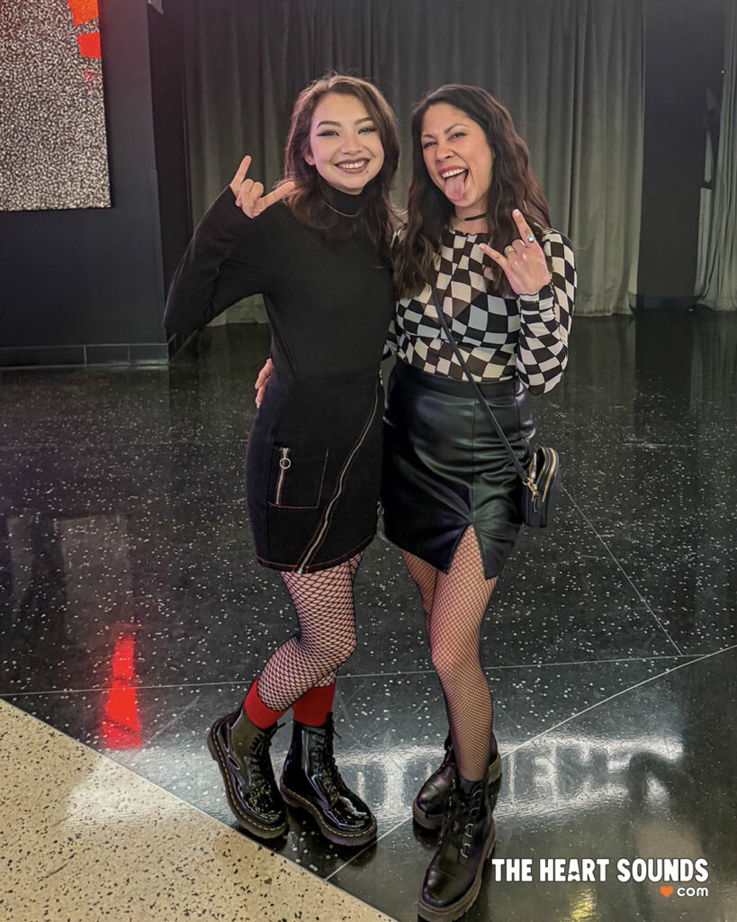 Fans / Bad Omens - Photo: Nacho DelaGarza