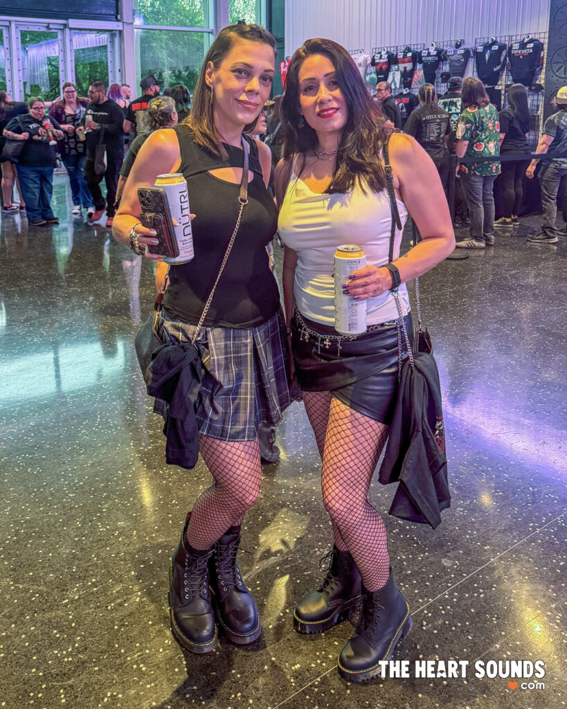 Fans / Bad Omens - Photo: Nacho DelaGarza