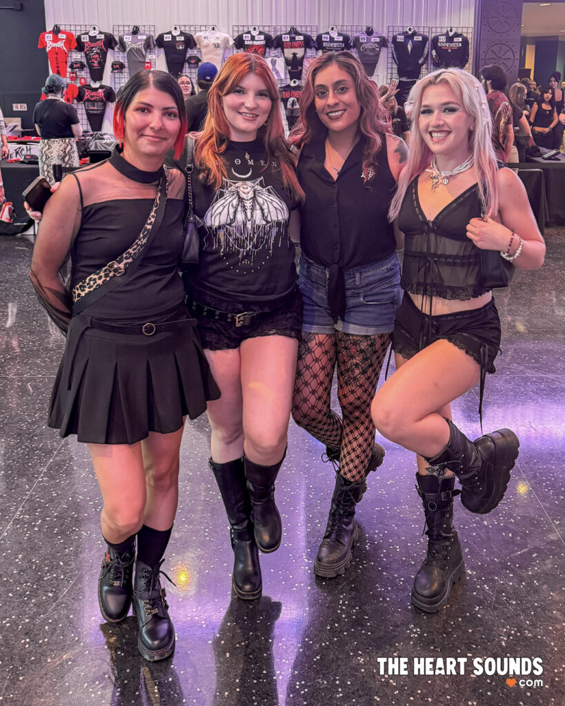 Fans / Bad Omens - Photo: Nacho DelaGarza