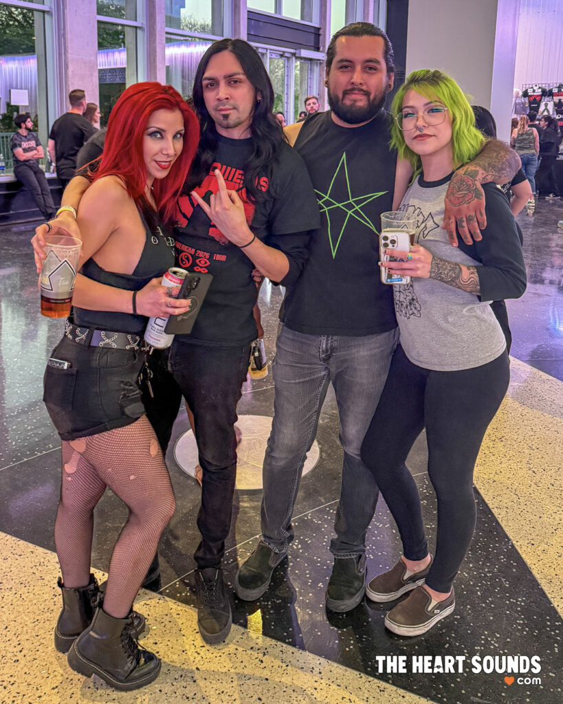 Fans / Bad Omens - Photo: Nacho DelaGarza