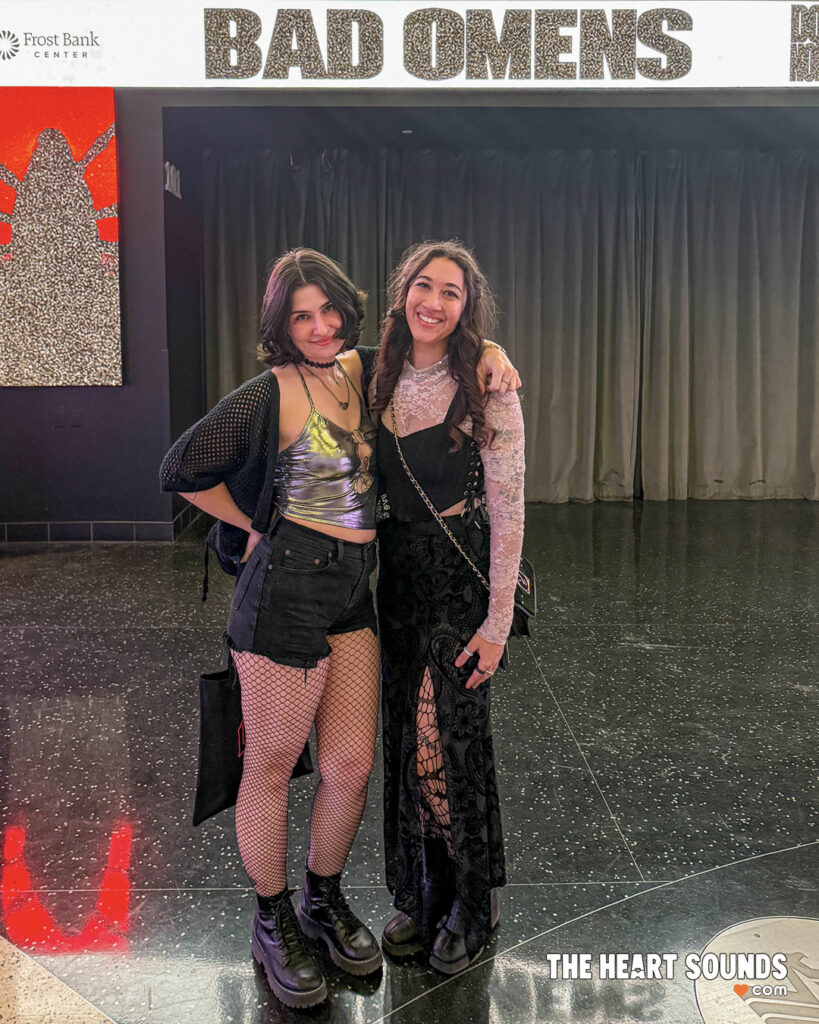 Fans / Bad Omens - Photo: Nacho DelaGarza