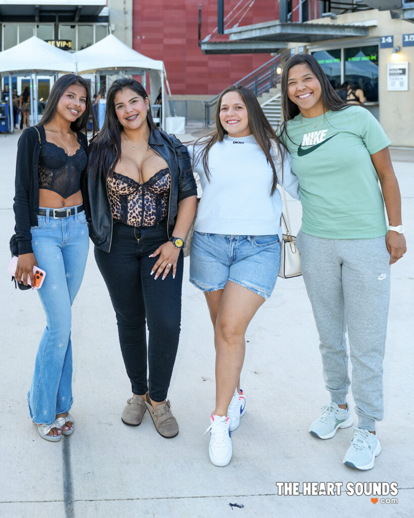Fans / Romeo Santos & Prince Royce - Photo: Nacho DelaGarza