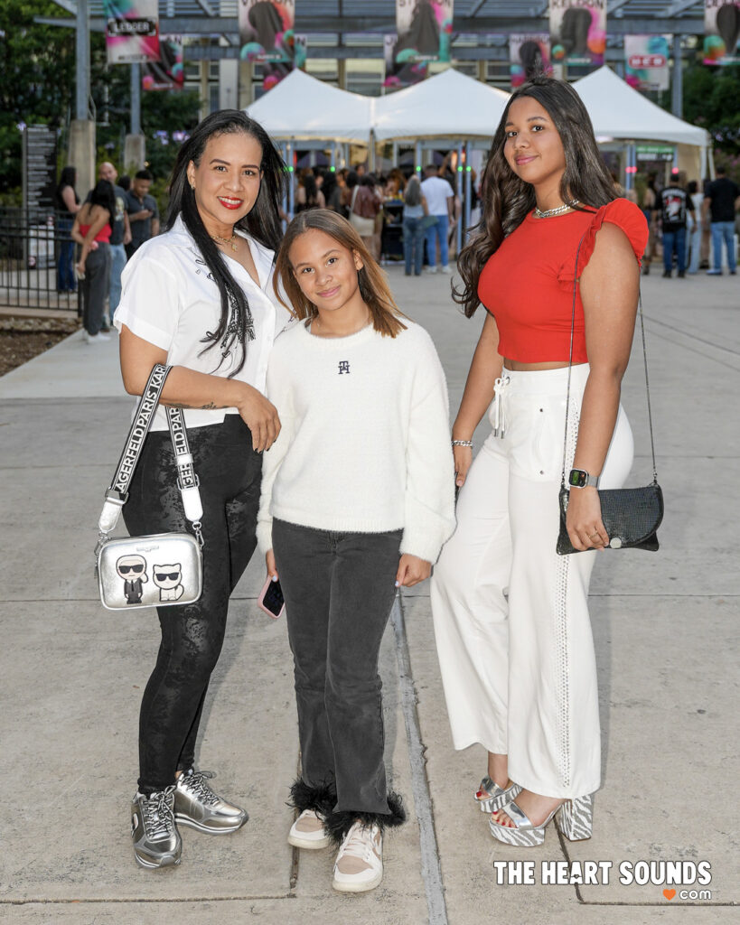 Fans / Romeo Santos & Prince Royce - Photo: Nacho DelaGarza