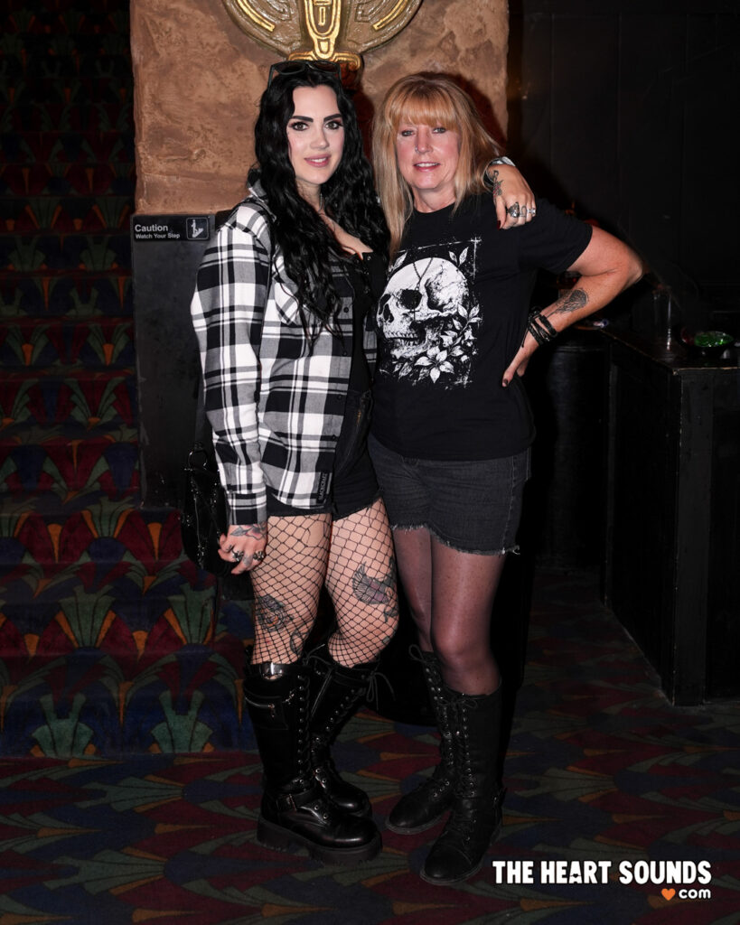 Fans - Jinjer - Photo: Nacho DelaGarza