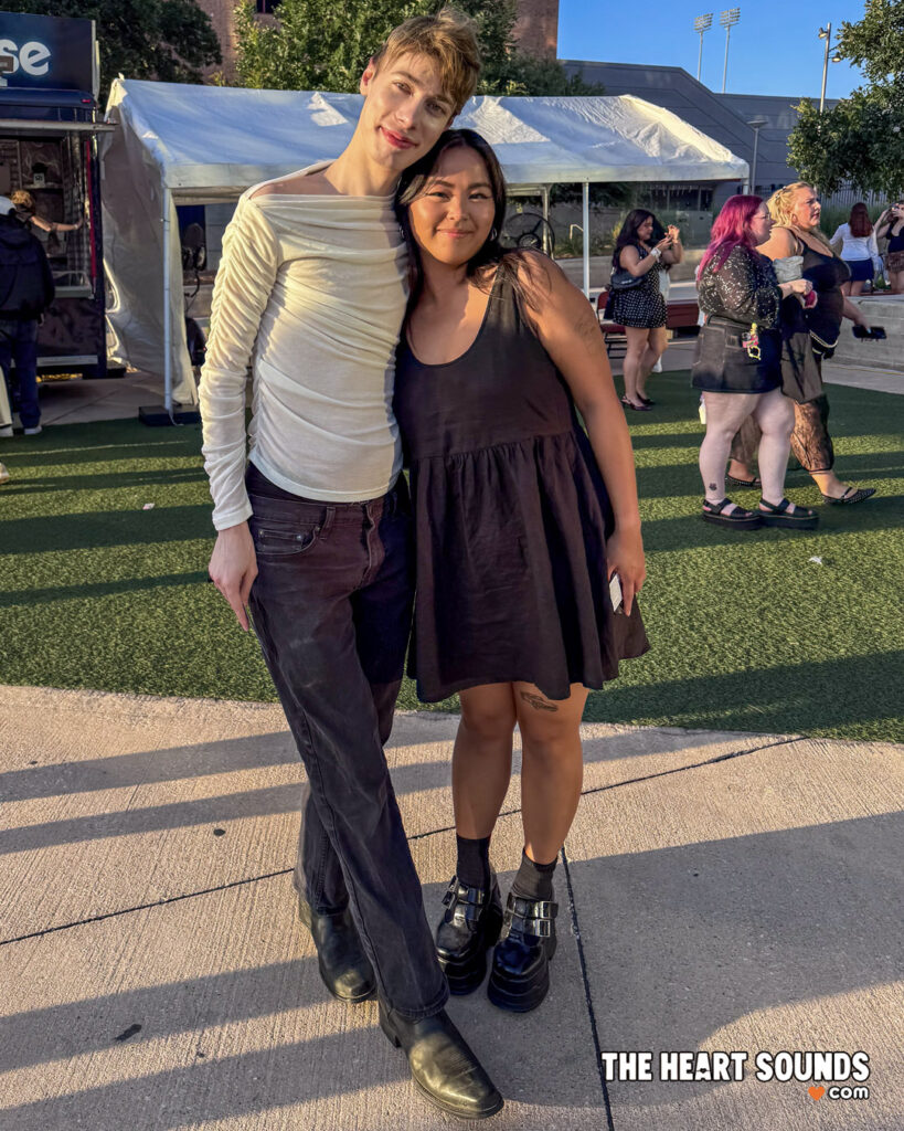 Fans / Madison Beer - Photo: Nacho DelaGarza