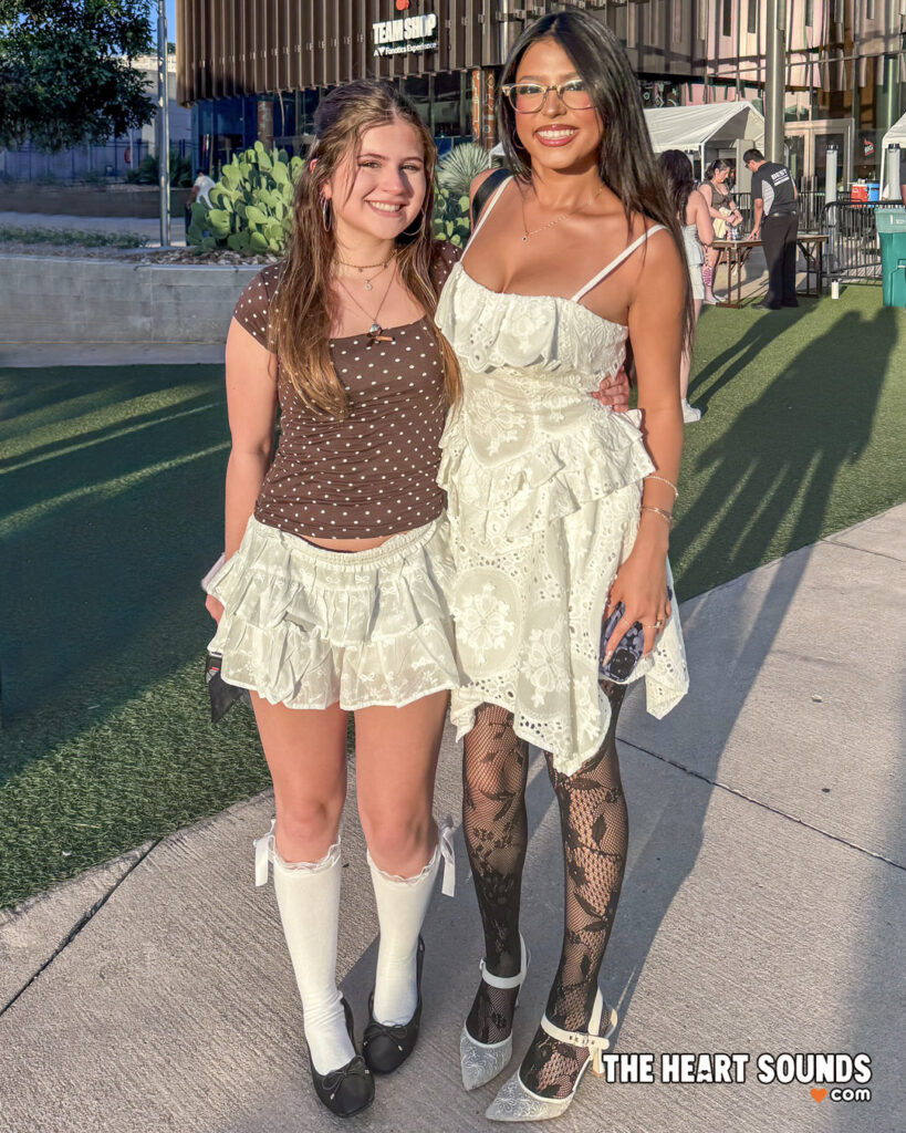 Fans / Madison Beer - Photo: Nacho DelaGarza