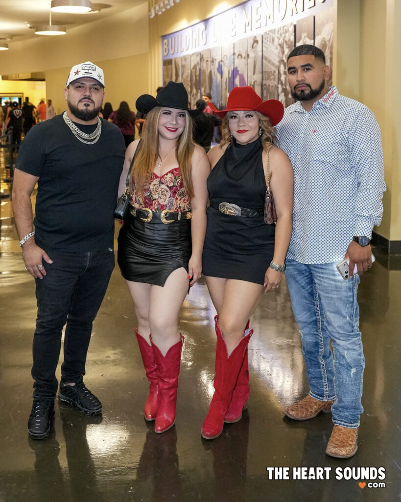 Fans / Hermanos Espinoza - Photo: Nacho DelaGarza