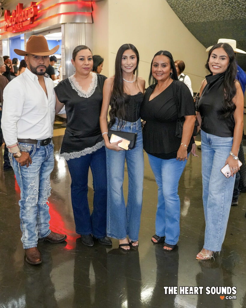 Fans / Hermanos Espinoza - Photo: Nacho DelaGarza