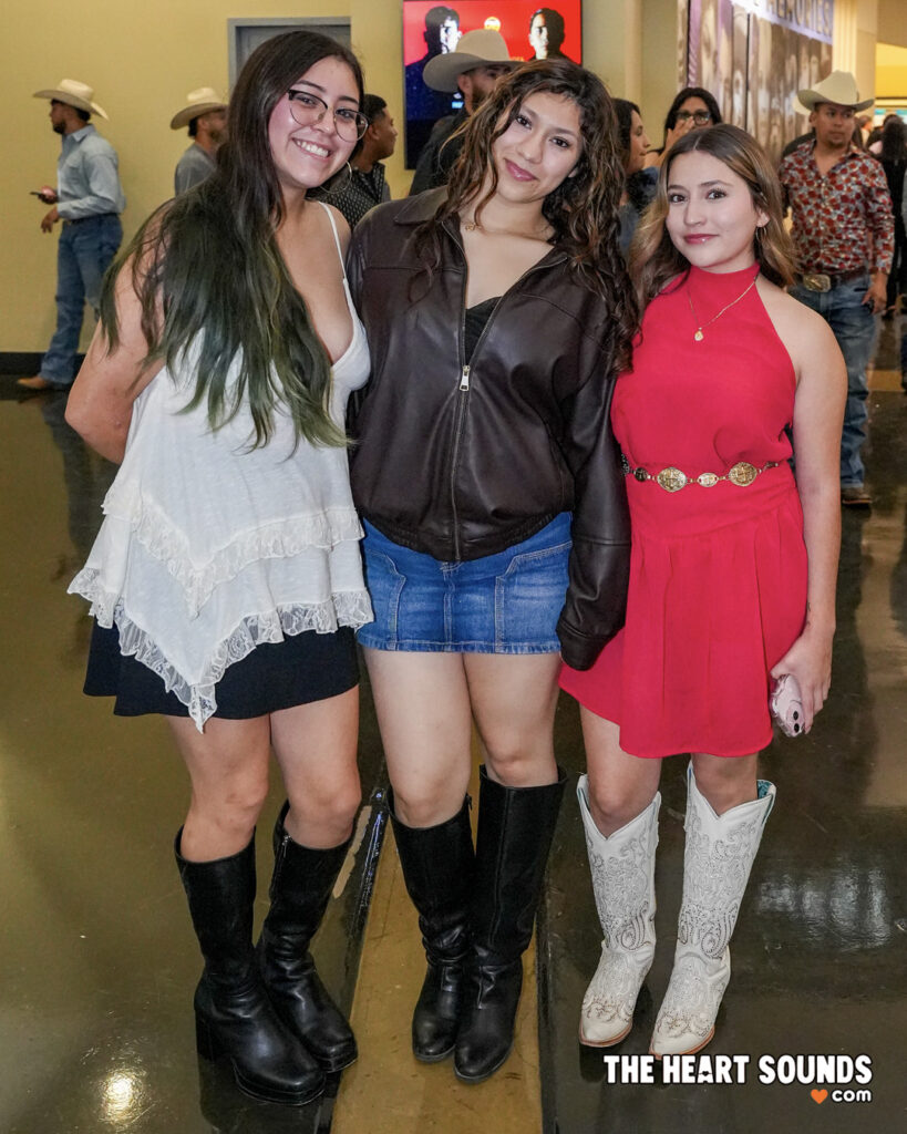 Fans / Hermanos Espinoza - Photo: Nacho DelaGarza