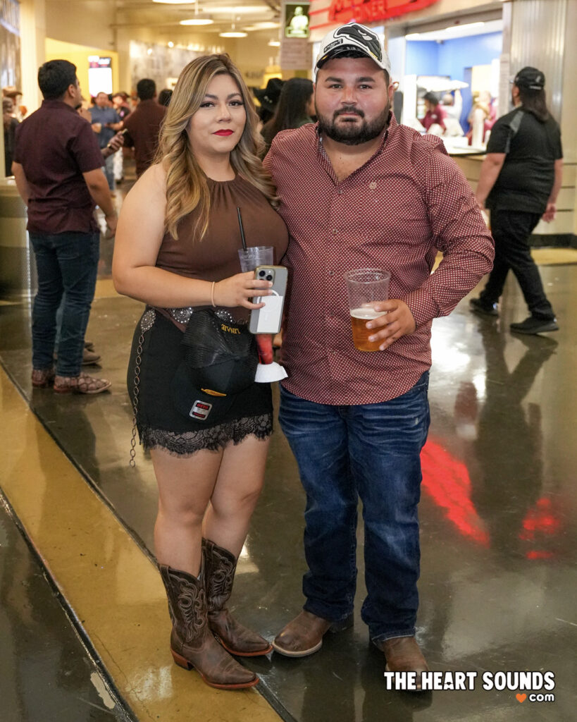 Fans / Hermanos Espinoza - Photo: Nacho DelaGarza