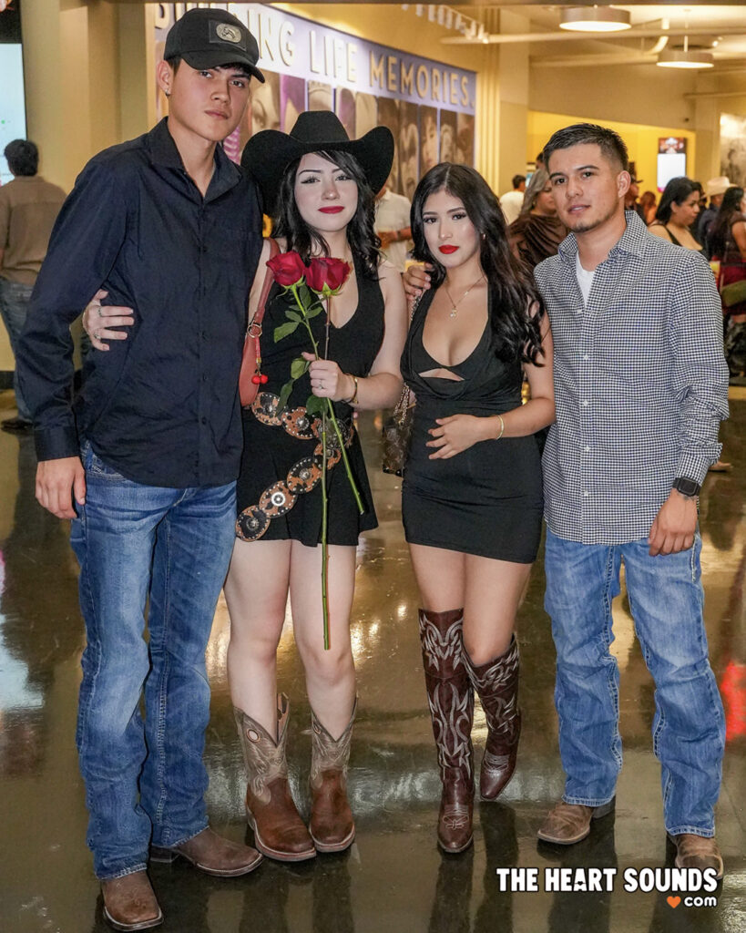 Fans / Hermanos Espinoza - Photo: Nacho DelaGarza