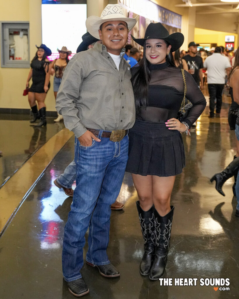 Fans / Hermanos Espinoza - Photo: Nacho DelaGarza