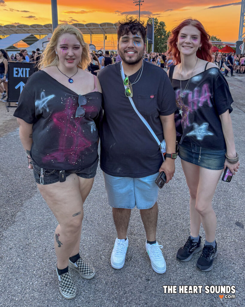 Fans / Kesha - Photo: Nacho DelaGarza