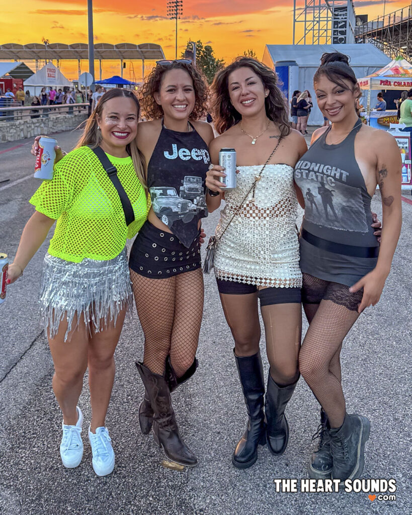Fans / Kesha - Photo: Nacho DelaGarza