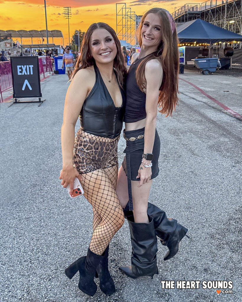 Fans / Kesha - Photo: Nacho DelaGarza