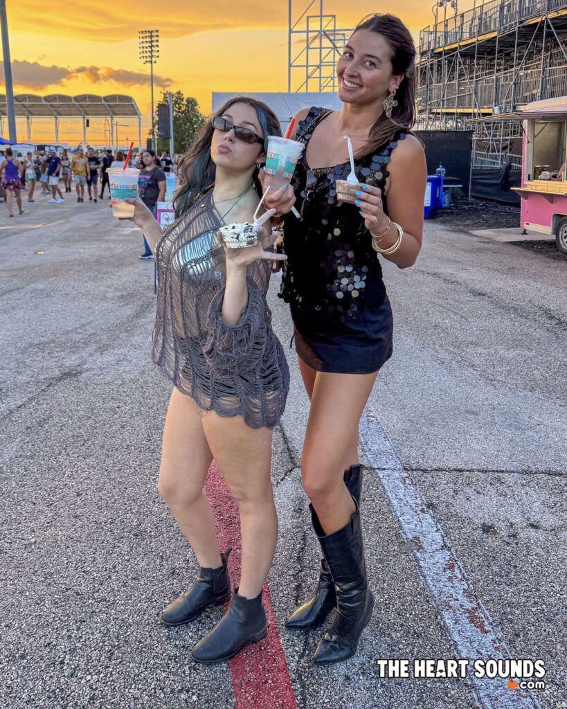 Fans / Kesha - Photo: Nacho DelaGarza