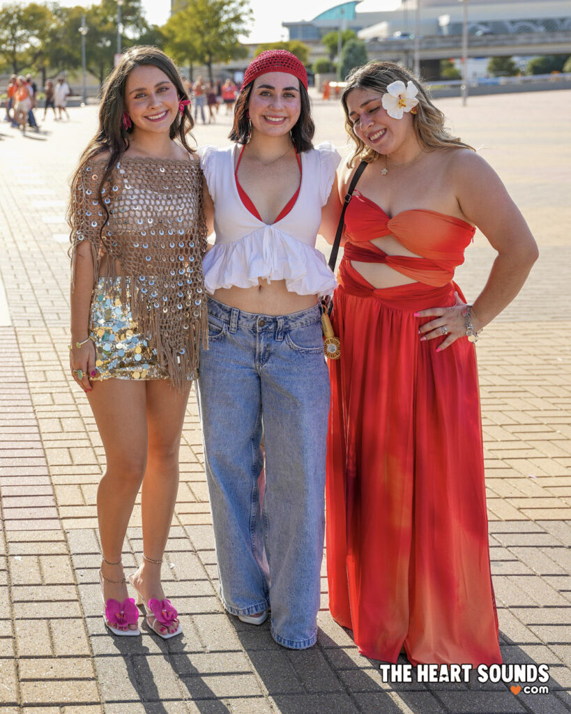 Fans / Karol G - Photo: Nacho DelaGarza