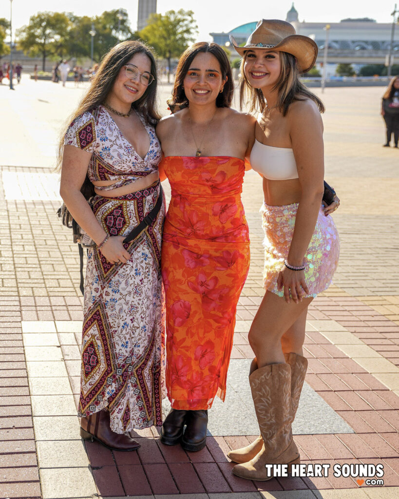 Fans / Karol G - Photo: Nacho DelaGarza