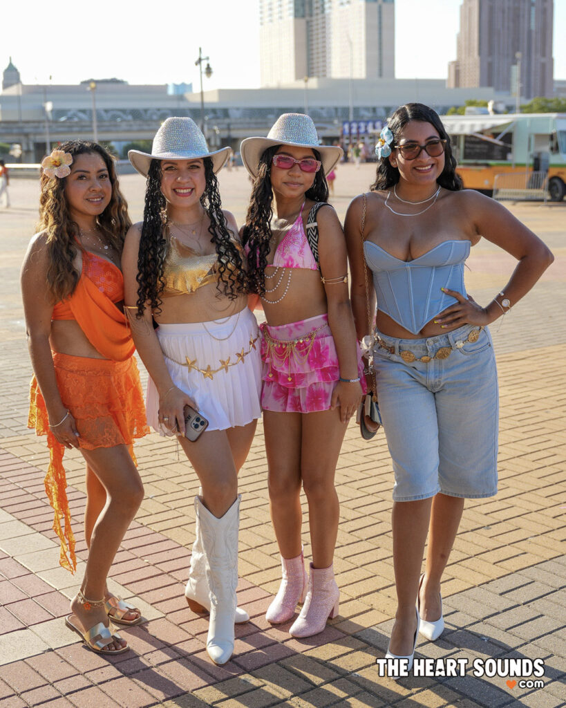 Fans / Karol G - Photo: Nacho DelaGarza