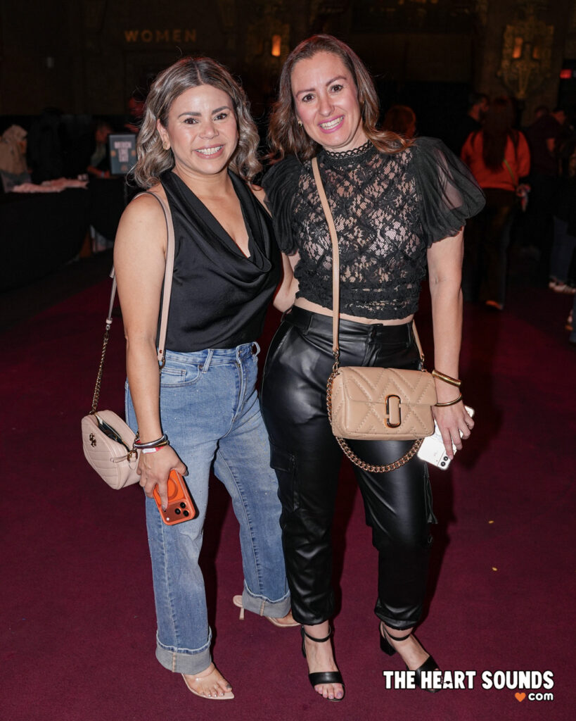 Fans / María José & Moenia - Photo: Nacho DelaGarza