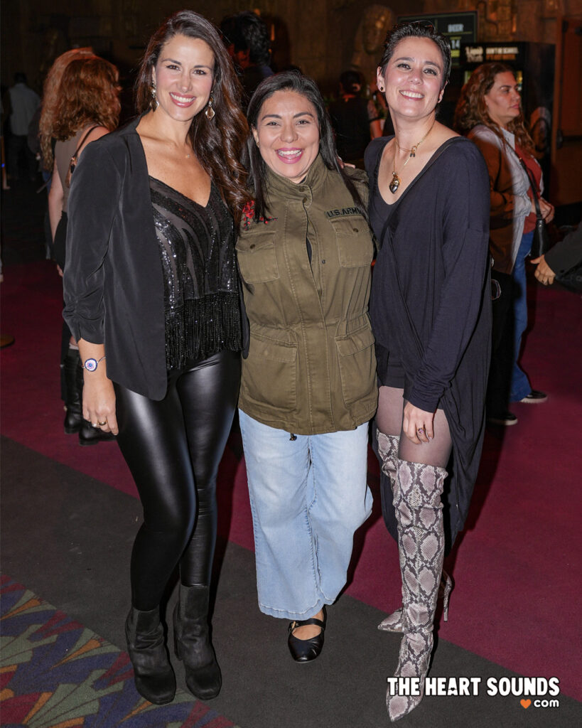 Fans / María José & Moenia - Photo: Nacho DelaGarza