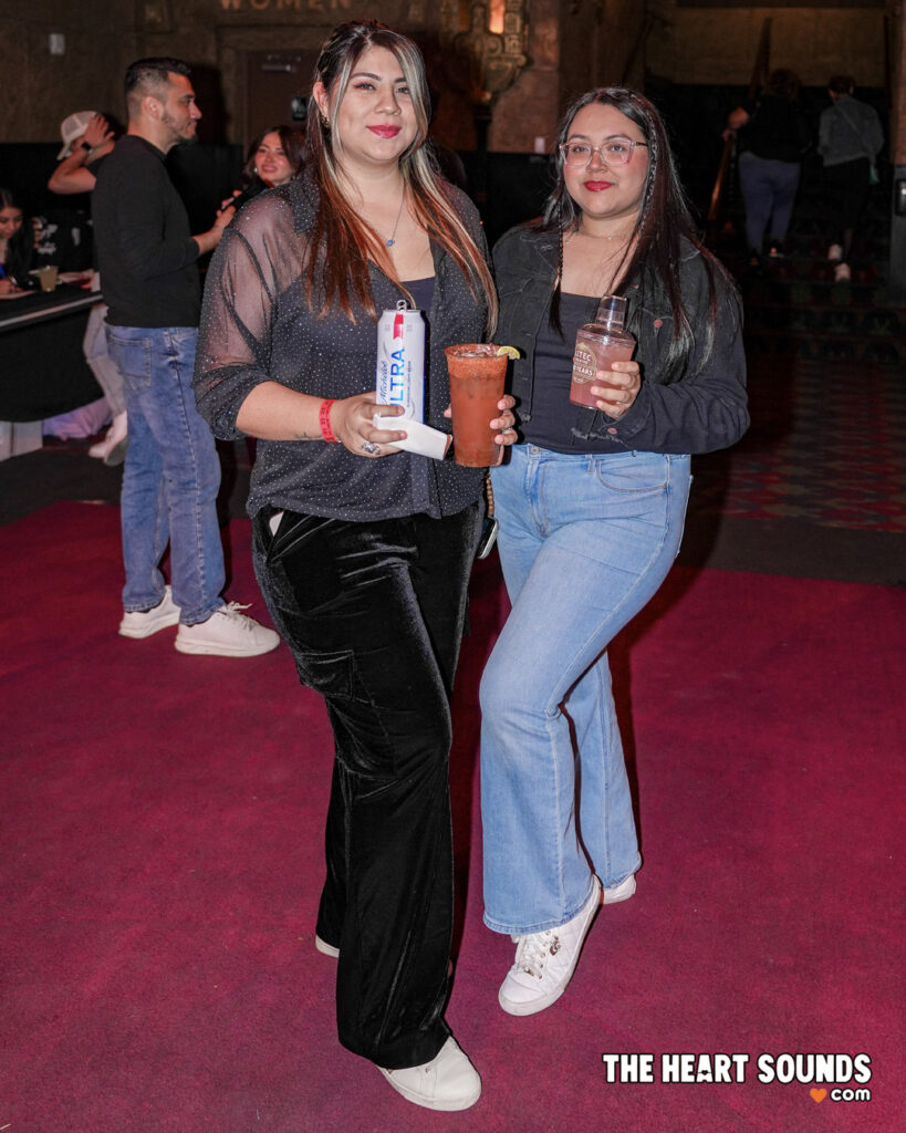 Fans / María José & Moenia - Photo: Nacho DelaGarza